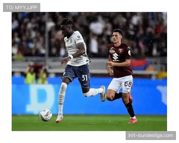 球员专访:都灵后卫坦言,球队近期改打三中卫让自己“重新学习防守”